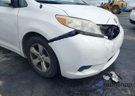 2014 Toyota Sienna Le V6 8 Passenger z USA, uszkodzony, nr VIN 5TDKK3DC4ES489483